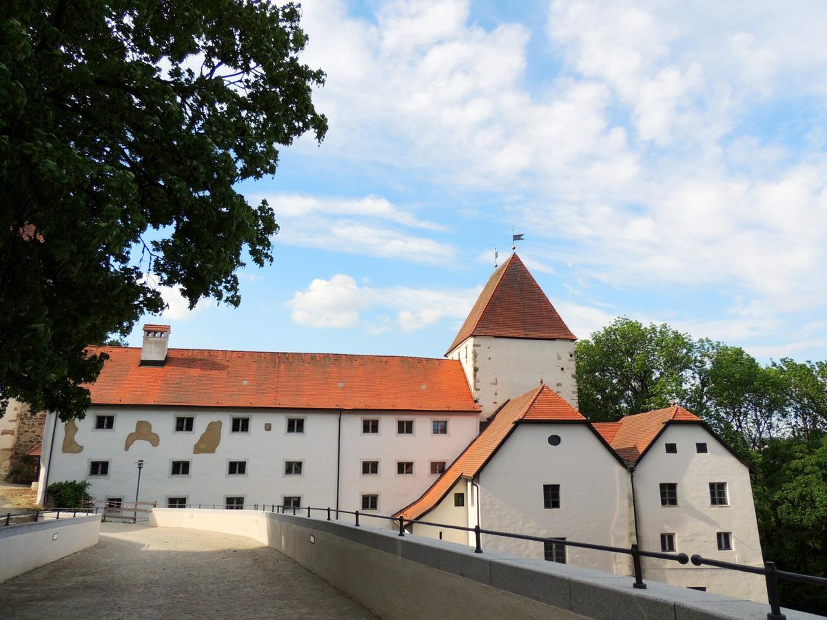 Gaestehaus Maelzerei Auf Schloss Neuburg Am Inn Exterior photo